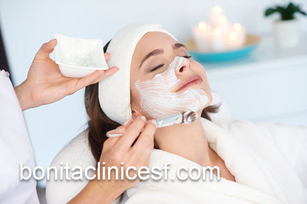 پاکسازی صورت با قیمت مناسب | کلینیک بنیتا اصفهان