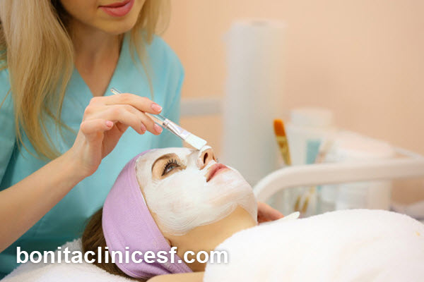 چه زمانی باید به مرکز پاکسازی پوست مراجعه کنیم؟